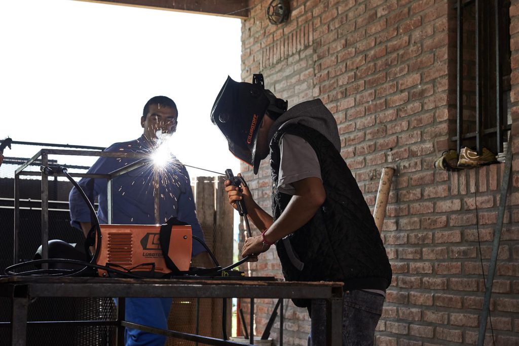 Miembros del Hogar de Cristo de Gualeguaychú en el taller.
