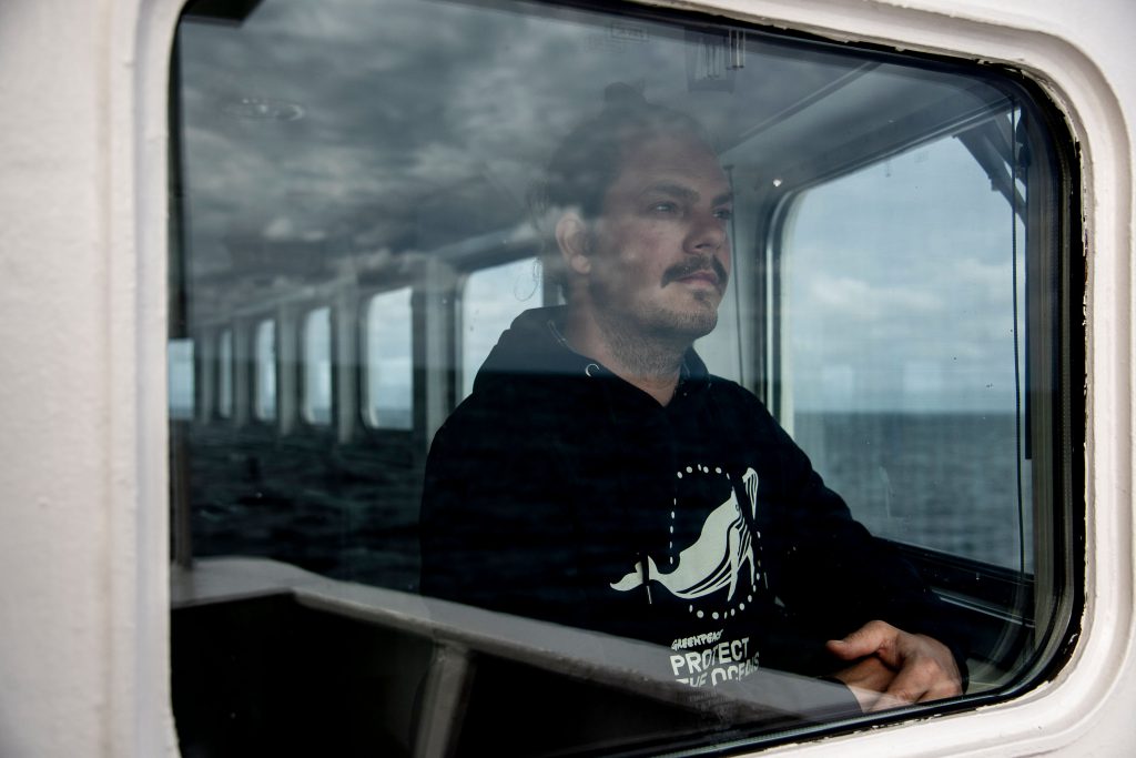 GENTE a bordo del Esperanza, el barco de Greenpeace, rumbo