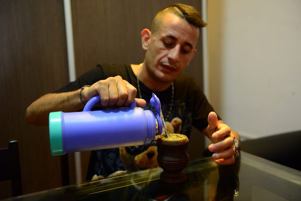 El mate, símbolo de encuentro, es la excusa para abrir el diálogo.