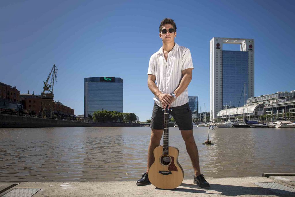 El Purre disfrutando del sol en el Yacht Club de Puerto Madero.