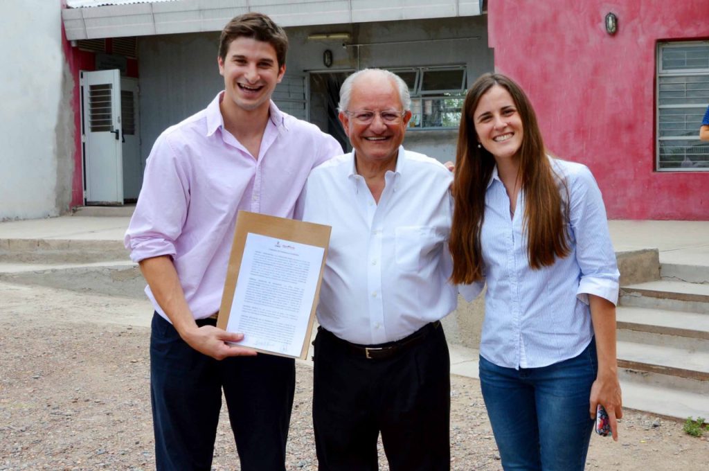 Heriberto Roccia y Sol Scheurer junto a Abel Albino, pediatra argentino que lucha contra la desnutrición.