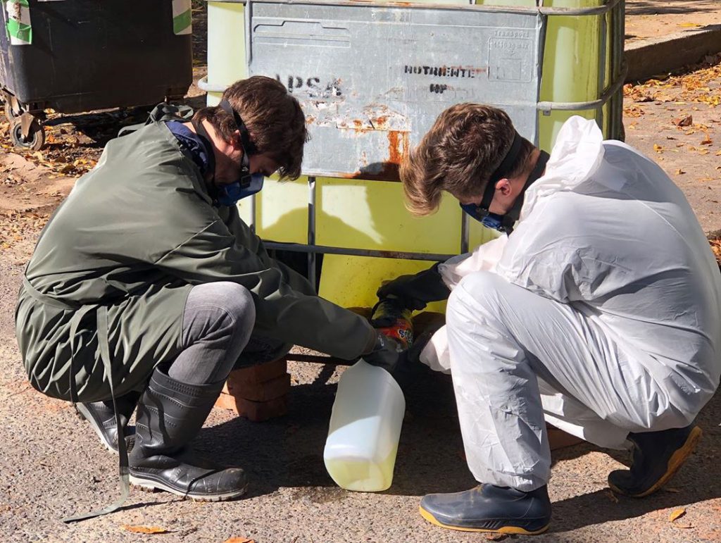 "Repartimos 12.000 litros de lavandina a casi 2.000 familias de La Cava", detalló García Moritán al relatar la primera misión junto a los voluntarios de Asoci.Ar