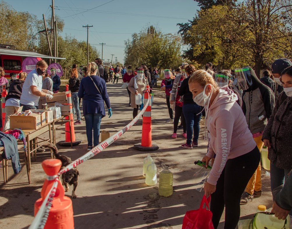 Los voluntarios de Asoci.Ar entregan donaciones a las familias en Campana.