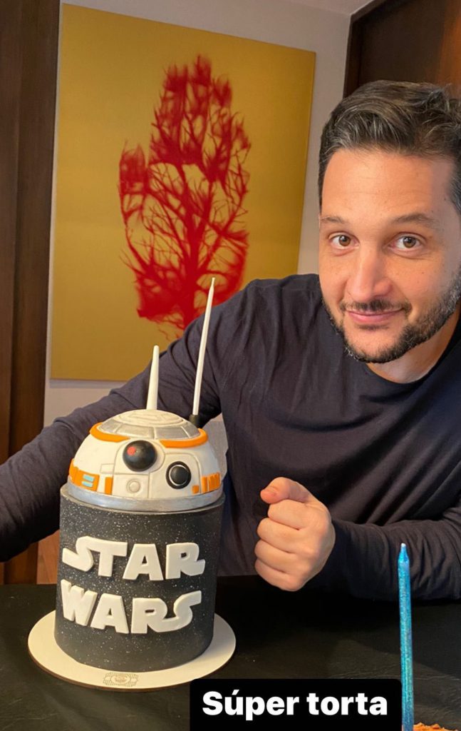 Germán Paoloski, feliz como un niño con su torta de Star Wars. El motivo está inspirado en BB-8, un droide.