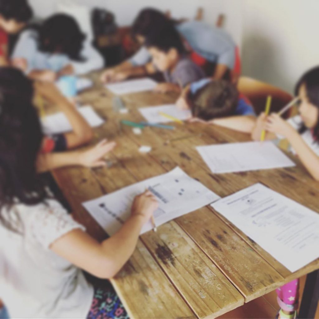 Durante la cuarentena, los chicos se reúnen en los espacios comunes para hacer sus tareas.