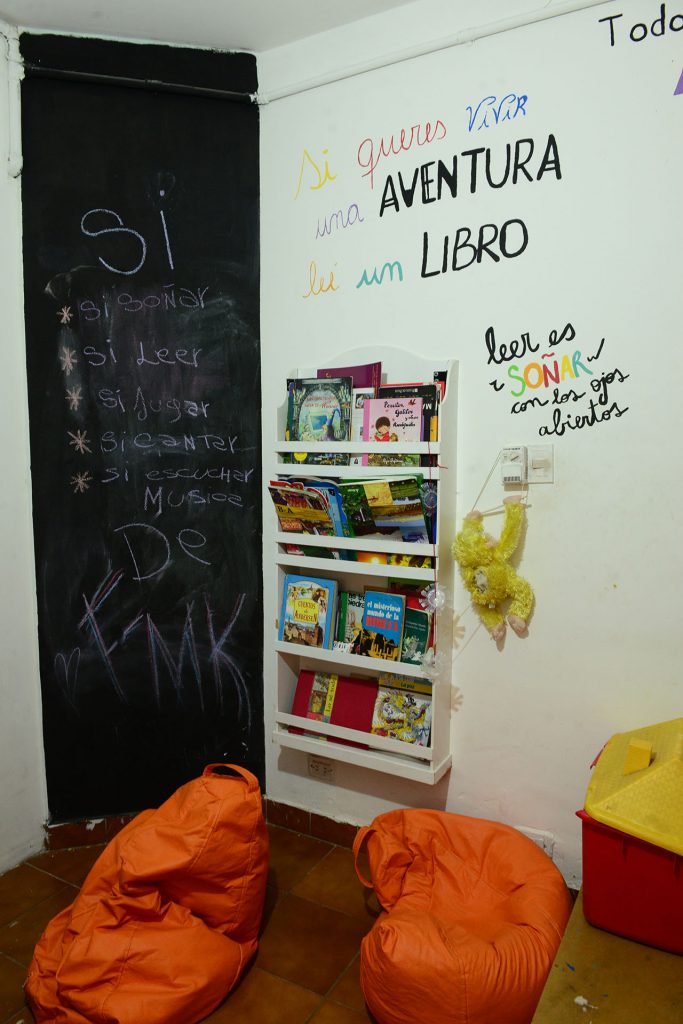 Libros, materiales didácticos y juegos están siempre al alcance de la mano para los chicos del hogar.