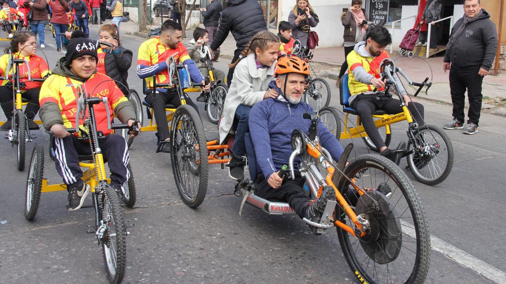 Carrera de bicicletas adaptadas y la felicidad de Jean Maggi de dar a otros herramientas para a libertad.