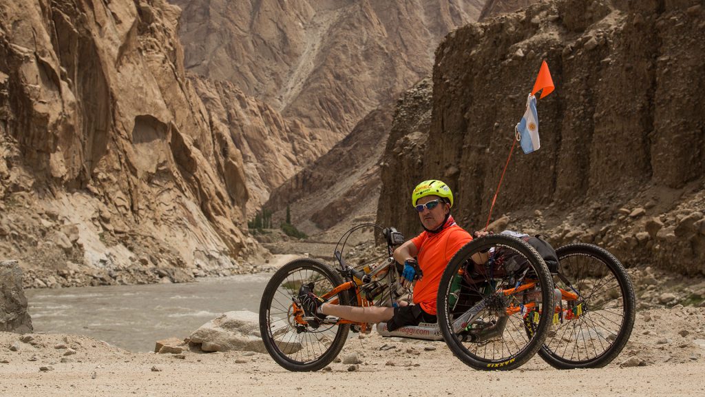 Jean Maggi en su bicicleta. Al volver dle Himalaya lo llamaban para dar charlas y él en lugar de cobrar pedía a las empresas que donaran estas bicicletas a personas que no las pudieran comprar.